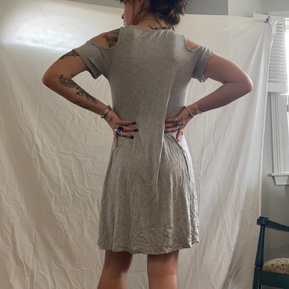 Grey cold shoulder flowy dress - Picture 2 of 3